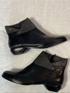 Women's Black pleather boots